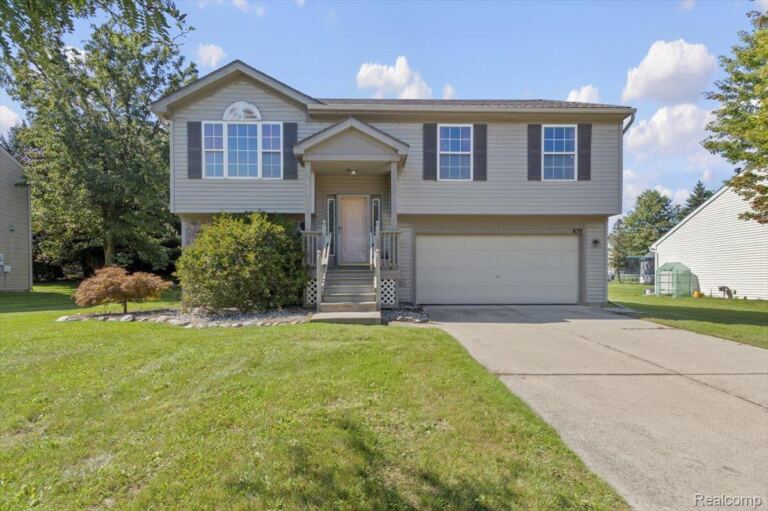 659 Andover Woods Dr, Fenton