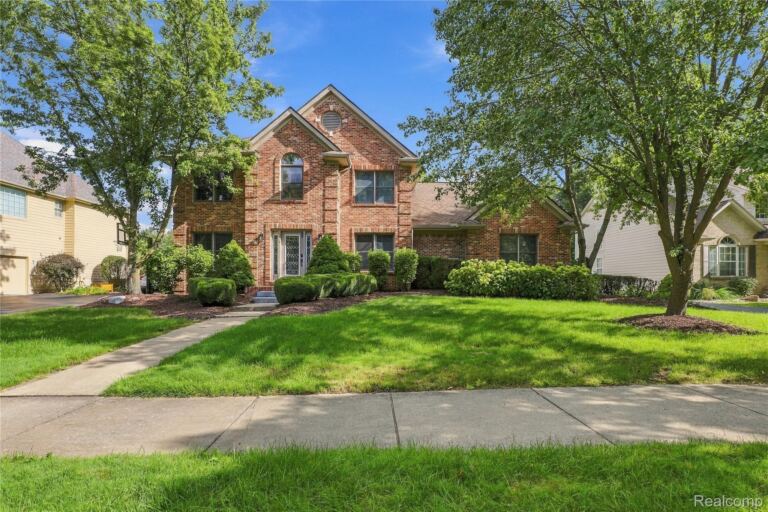 5681 Woodfield Pkwy, Grand Blanc
