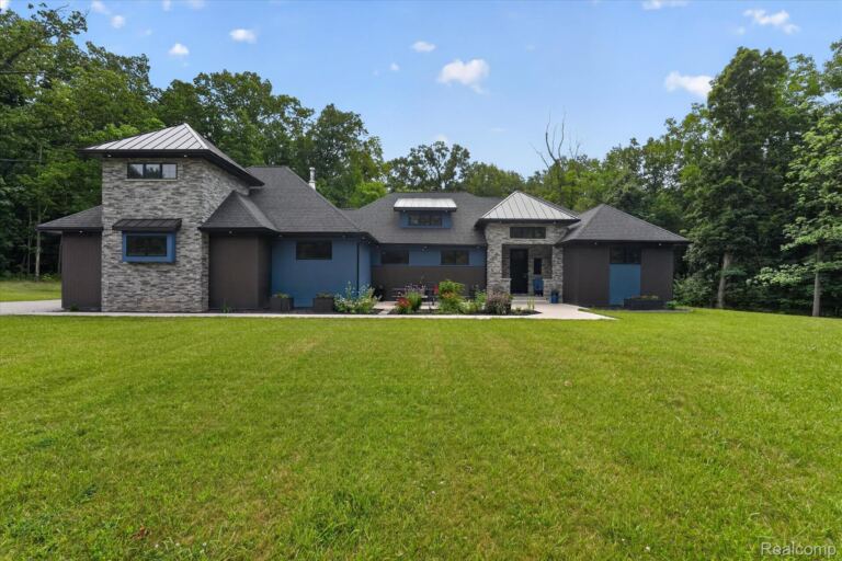 16511 Shadow Ln, Fenton