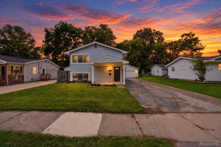 917 N East St, Fenton