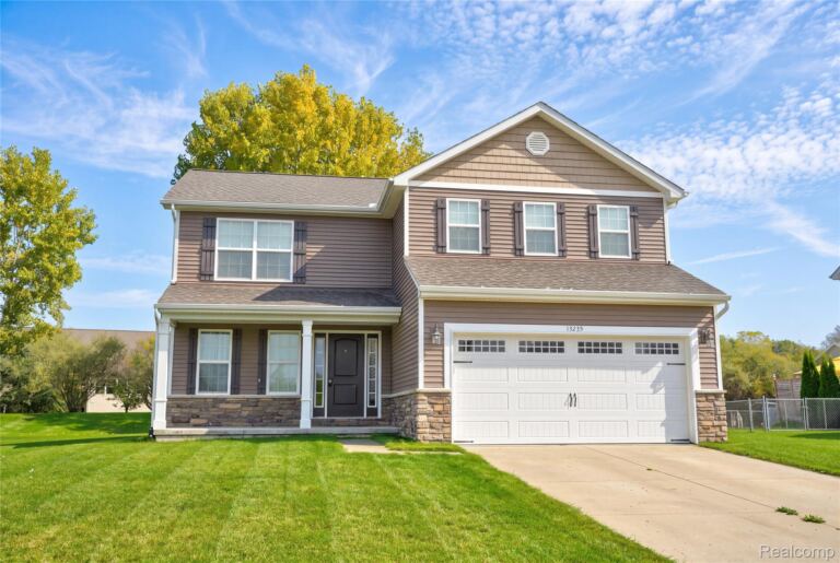 13235 River Bend Dr, Fenton