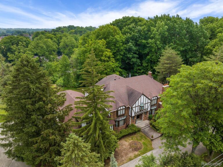 4670 Cove Rd, West Bloomfield