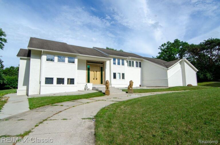 3865 Stonecrest Rd, West Bloomfield