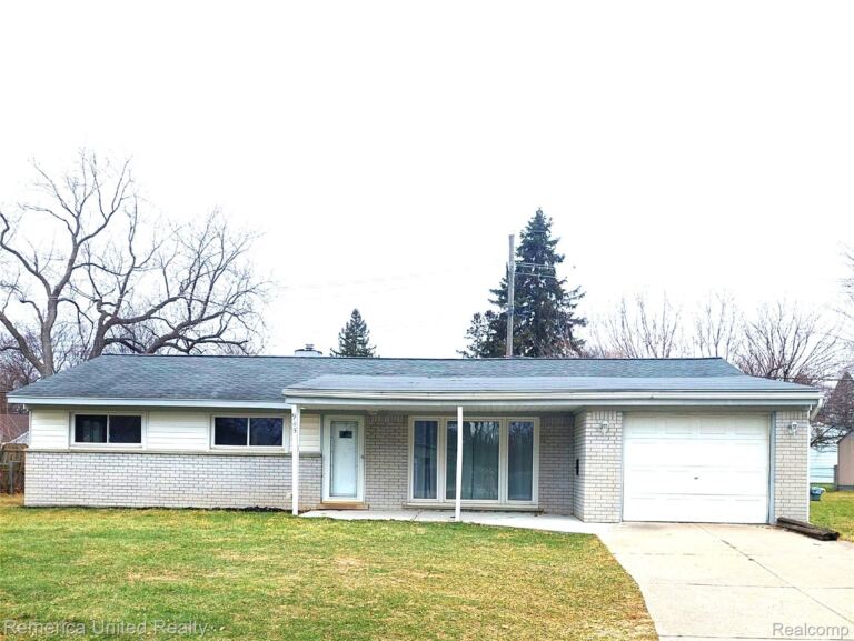 945 N Commerce Rd, Commerce Charter Township