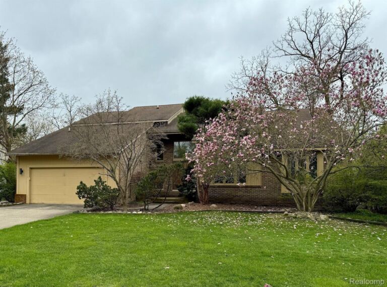 3234 Pine Lake Rd, West Bloomfield