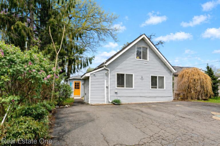 9590 Roundlake Blvd, White Lake