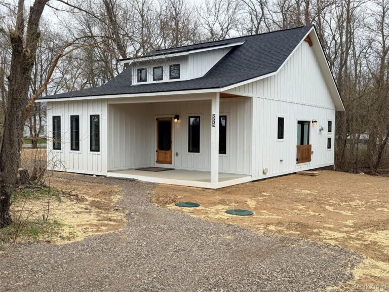 5687 Carroll Lake Rd, Commerce Charter Township