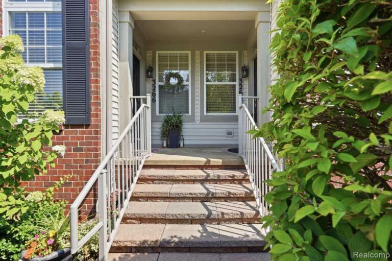 3262 Johanna Ware W, Wixom