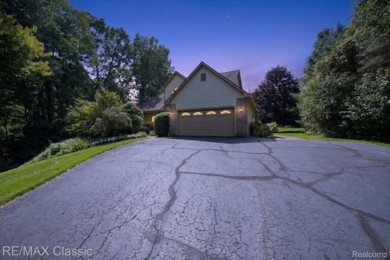 6280 Whispering Meadows Dr, White Lake