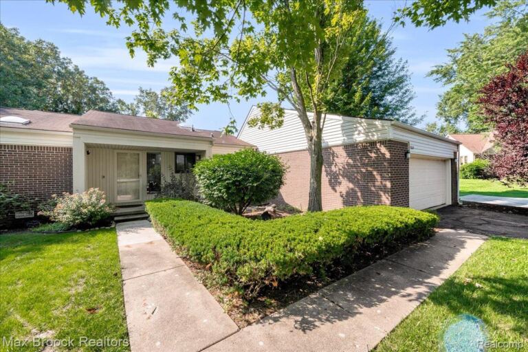 5229 Simpson Lake Rd, West Bloomfield