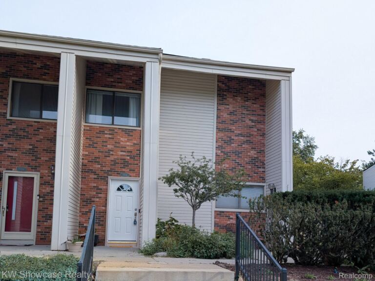 6164 Palomino Ct, West Bloomfield