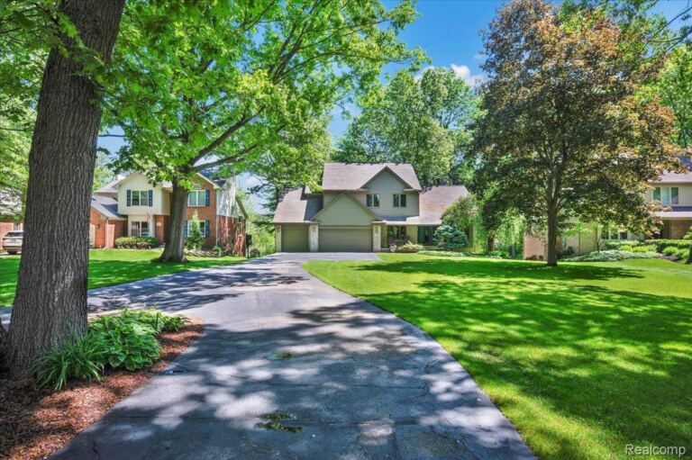 250 Woodcreek Ct, Commerce Charter Township