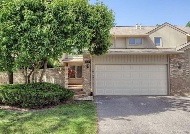 4070 Foxpointe Dr, West Bloomfield
