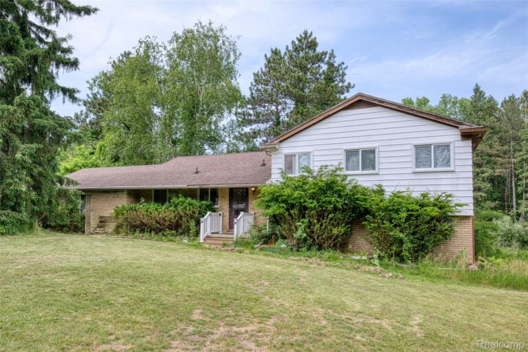 3020 Glengary Rd, Commerce Charter Township