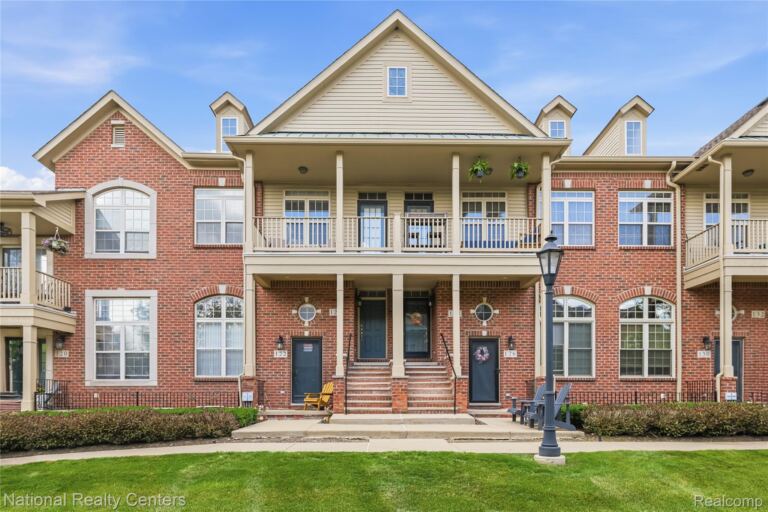 128 Sandy Ln, Walled Lake