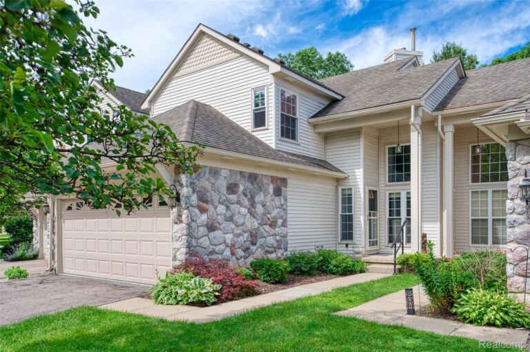 1021 Calpernia, Wixom