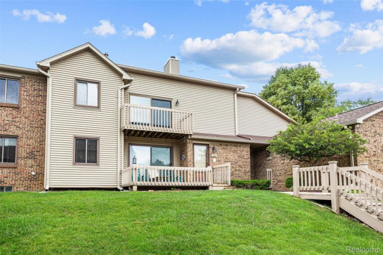 7147 Elmhurst, West Bloomfield
