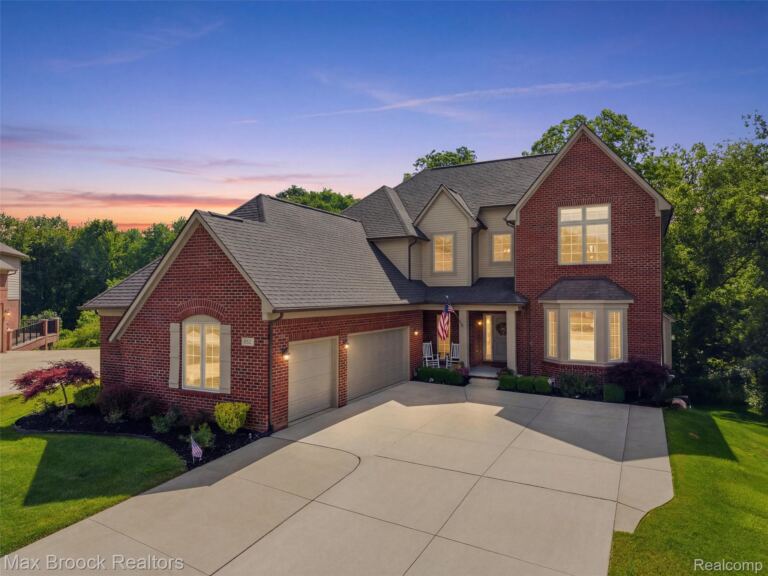 583 Birchcrest Ct, Oakland Charter Township