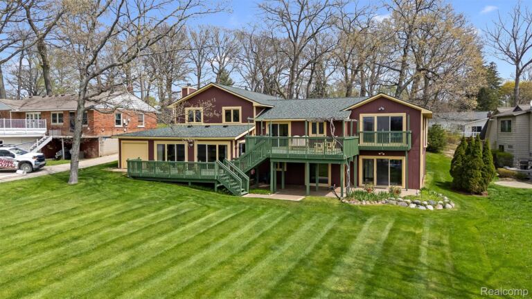 2745 Lari Ct, West Bloomfield