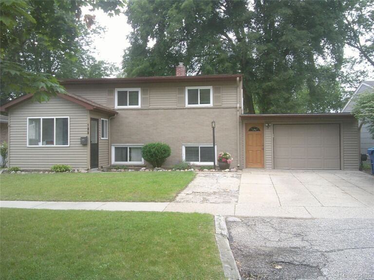 105 N Corbin St, Holly