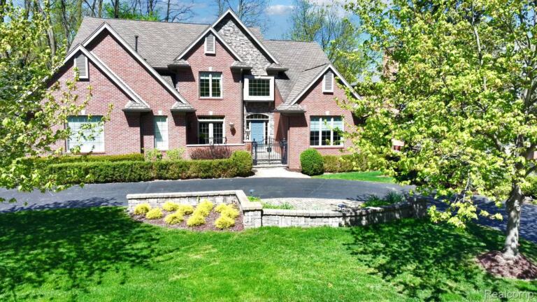 4502 Forest Edge Ln, West Bloomfield