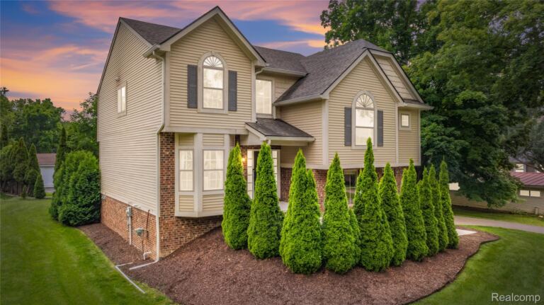 730 Leon Rd, Walled Lake