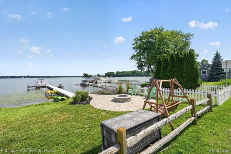 240 Rosebud Ct, Walled Lake