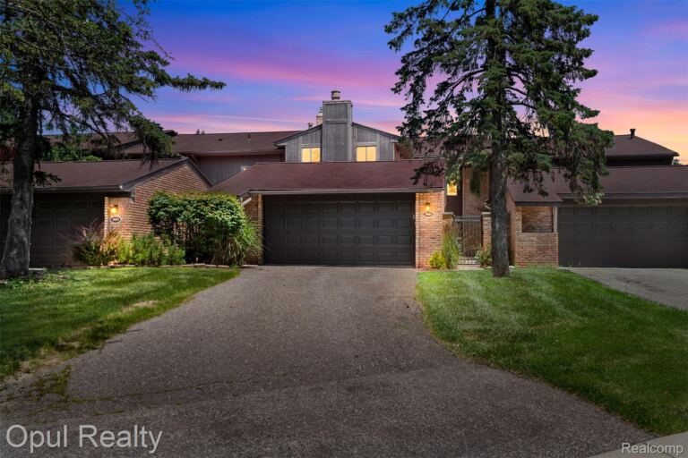 3961 Chablis St, West Bloomfield