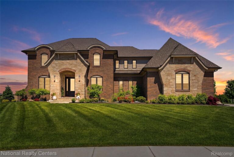 3142 Holburn Ct, Oakland Charter Township