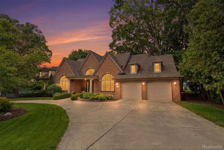 5110 Kitson Ln, West Bloomfield