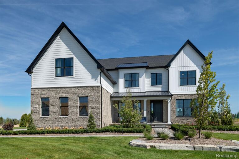 2704 Crystal Lake Dr, Commerce Charter Township