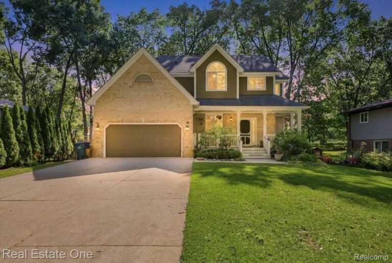 2475 Horace St, West Bloomfield
