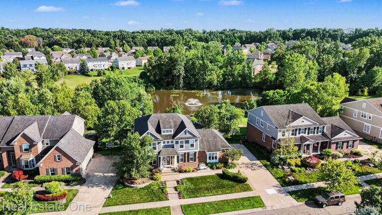 1809 Cheshire Ln, Commerce Charter Township