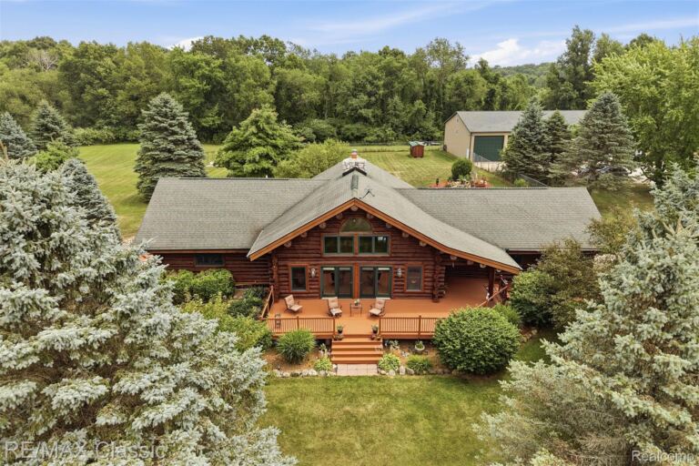 6900 Eveline Dr, Holly