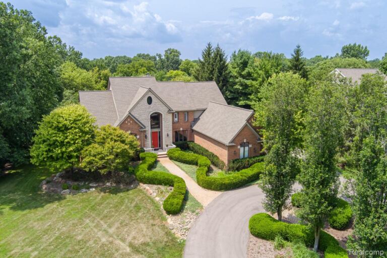 3720 Northwood Dr, West Bloomfield