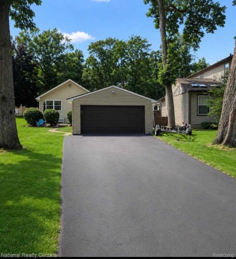 1919 Portpool Ct, West Bloomfield