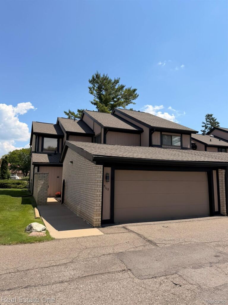 5112 Rock Run St, West Bloomfield