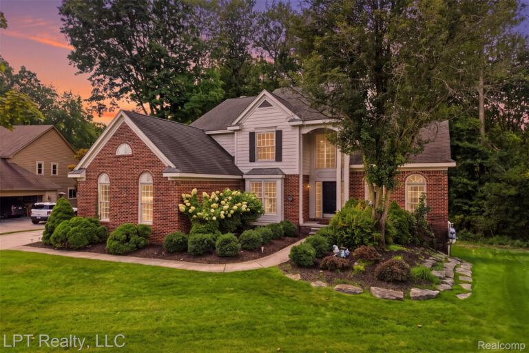 1419 Woodbridge Ln, Wixom