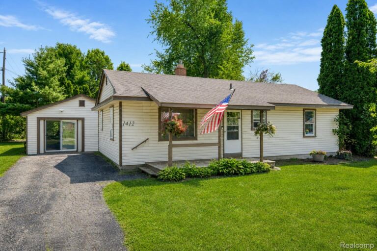 1412 Morningdove Rd, Wixom
