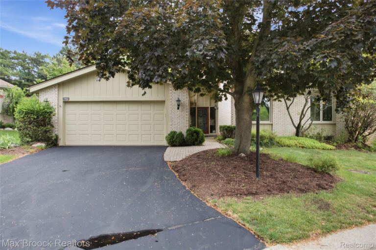 7163 Suncrest Rd, West Bloomfield