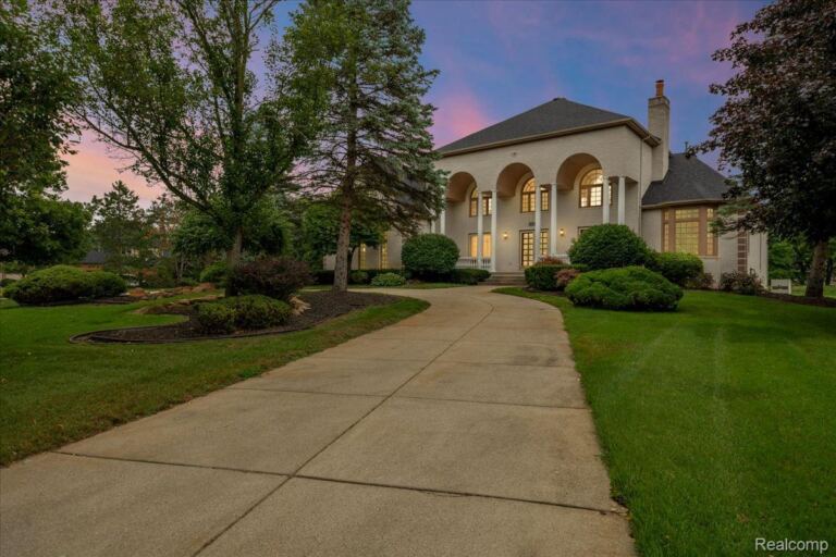 3965 Loch Bend Dr, Commerce Charter Township