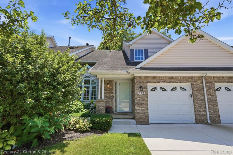 443 Natures Cove Ct, Wixom