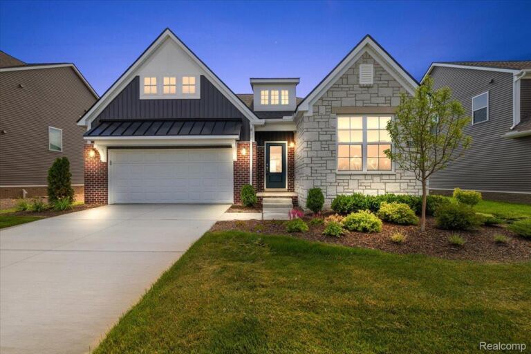 2352 Provencal Dr, Commerce Charter Township
