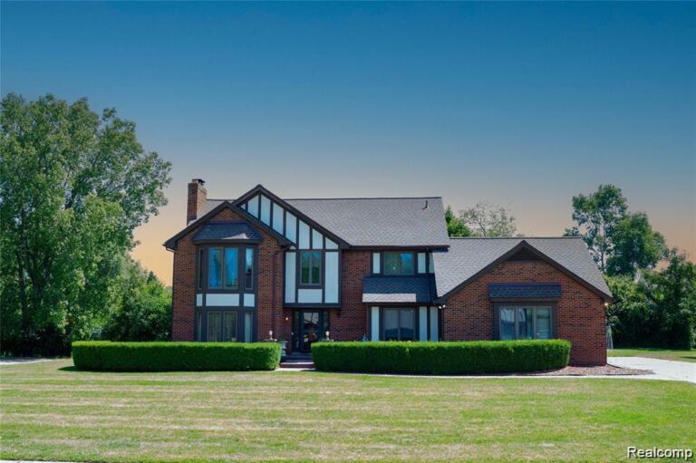 6651 Arlington Dr, West Bloomfield