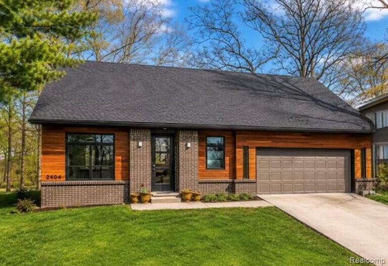 2404 Uplong St, West Bloomfield