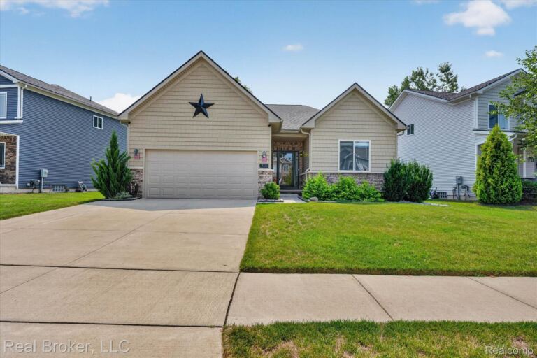 322 Hidden River E, Holly