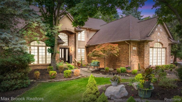 7398 Autumn Hill Dr, West Bloomfield