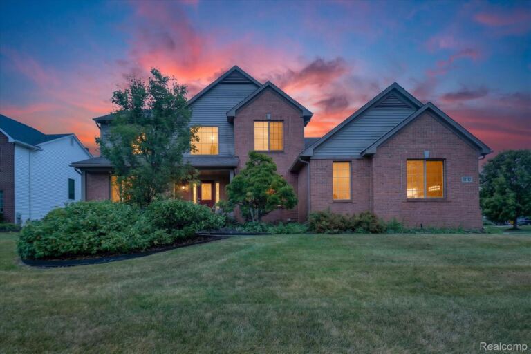 58767 Hunters Ct, South Lyon