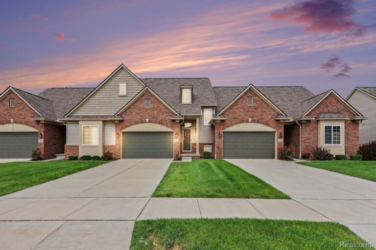 950 Sloane Ct, White Lake