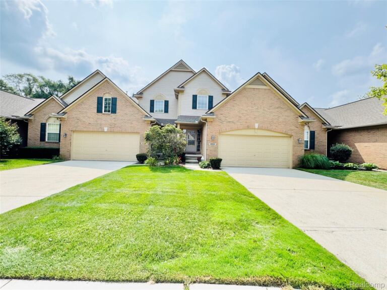 8055 Springdale Dr, White Lake